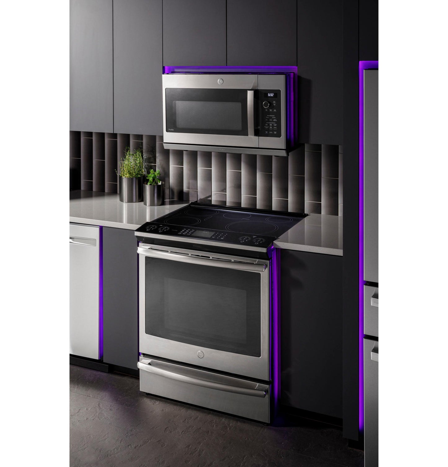 PVM9225RYSS GE Profile™ 2.2 Cu. Ft. Over-the-Range Sensor Microwave Oven