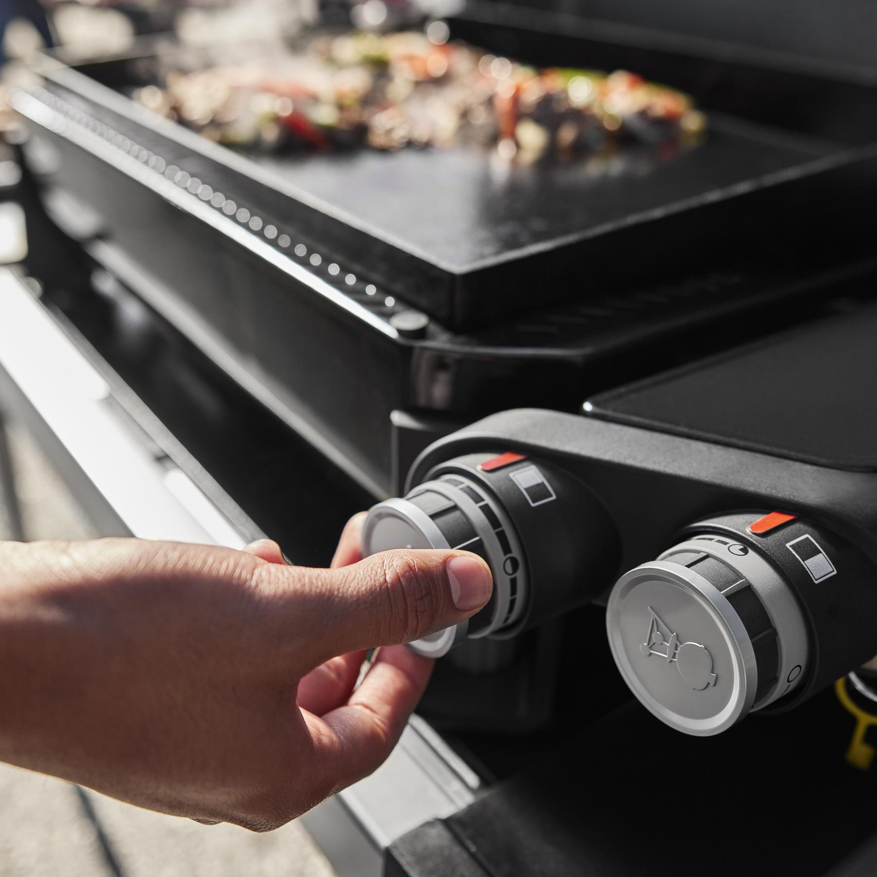 Weber 1500013 Slate® 30" Rust-Resistant Griddle with Extendable Side Table (Liquid Propane) - Black