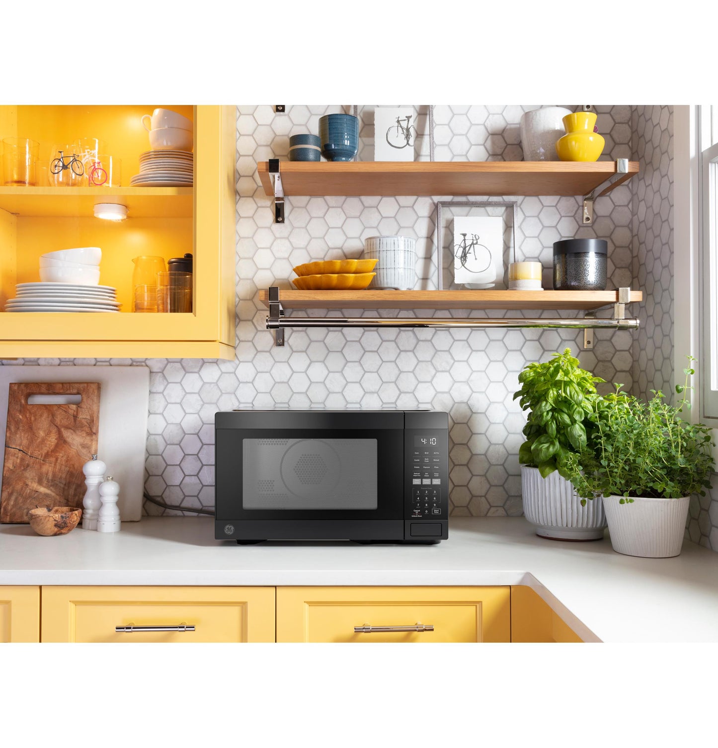 GCST10A1WBB GE® 1.0 Cu. Ft. Capacity Countertop Convection Microwave Oven with Air Fry
