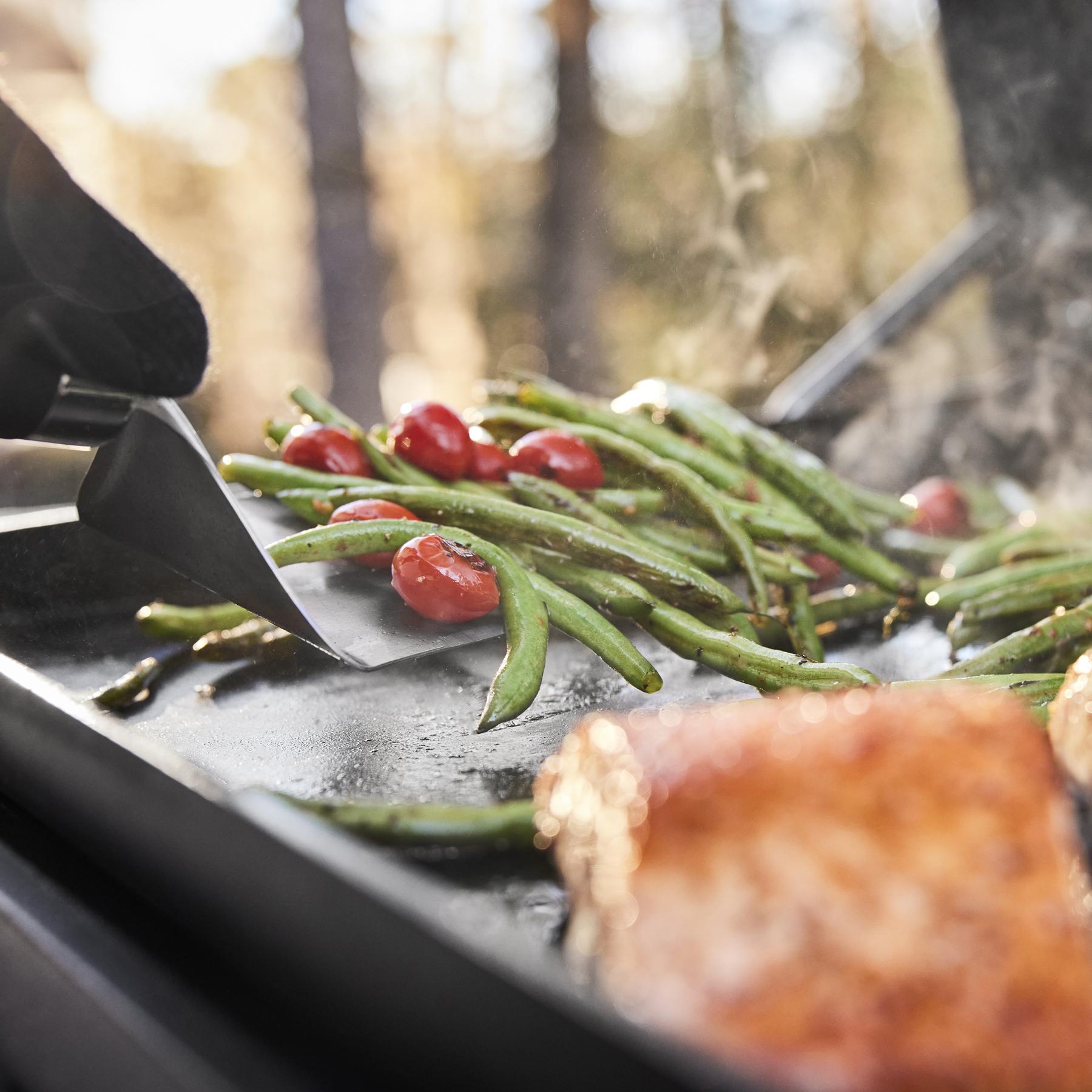 Weber 1500013 Slate® 30" Rust-Resistant Griddle with Extendable Side Table (Liquid Propane) - Black