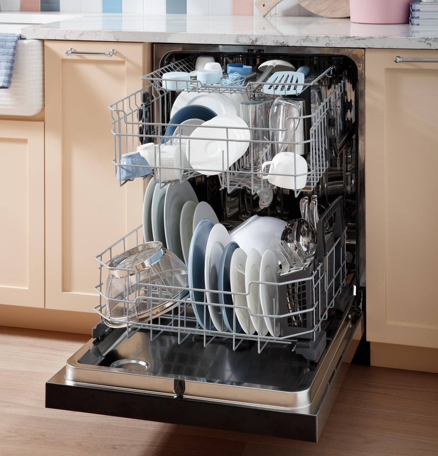 GDF650SYVFS GE® ENERGY STAR® Front Control with Stainless Steel Interior Dishwasher with Sanitize Cycle