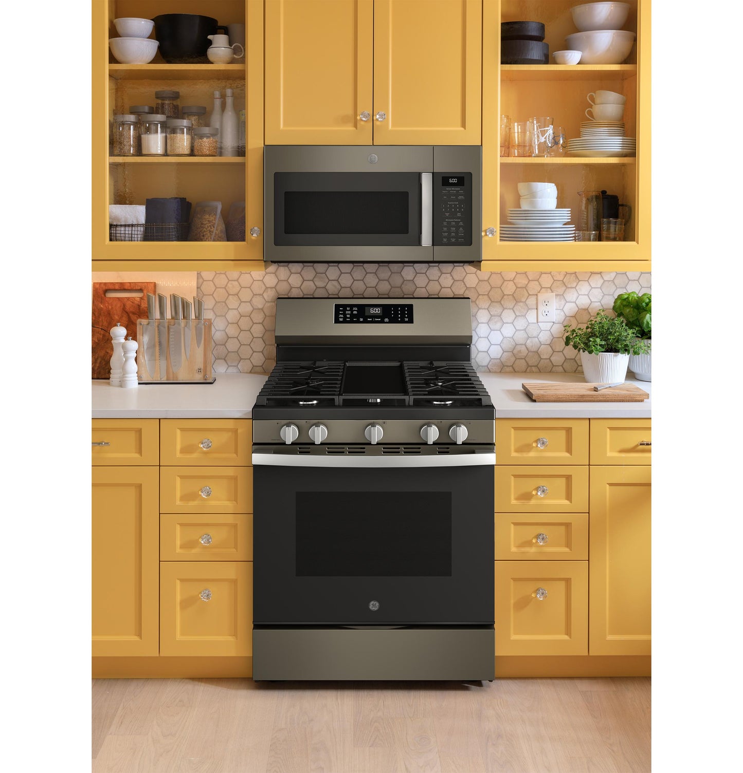 GGF600AVES GE® 30" Free-Standing Gas Convection Range with No Preheat Air Fry and EasyWash™ Oven Tray