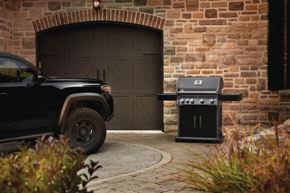 Napoleon Bbq RXT525SIBNK1 Rogue XT 525 SIB with Infrared Side Burner , Natural Gas, Black