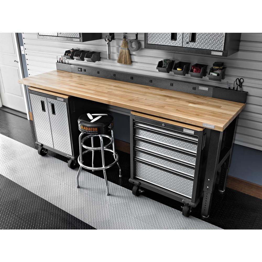 Gladiator GAAC68PSDG 6' Wide 9-Outlet Workbench Powerstrip