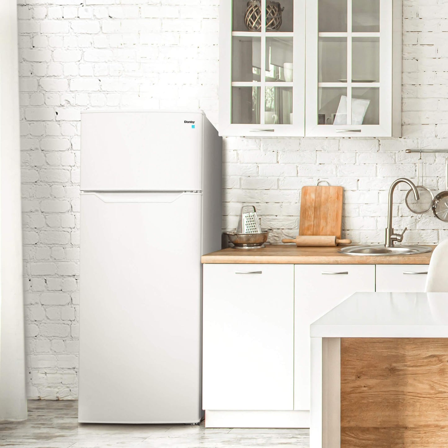 DPF074B2WDB6 Danby 7.4 cu ft. Apartment Size Fridge Top Mount in White