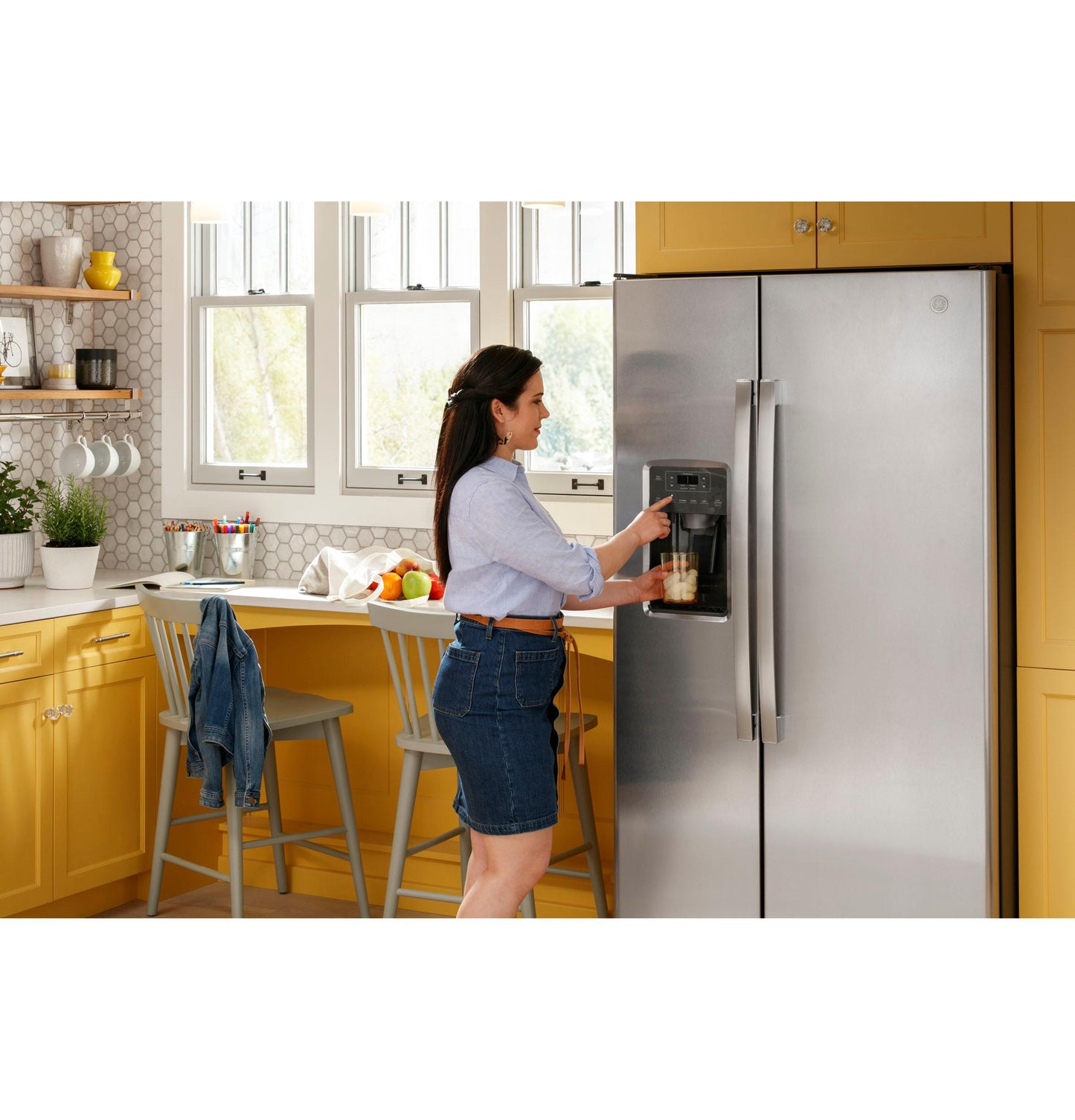 GSS25GGPBB GE® 25.3 Cu. Ft. Side-By-Side Refrigerator