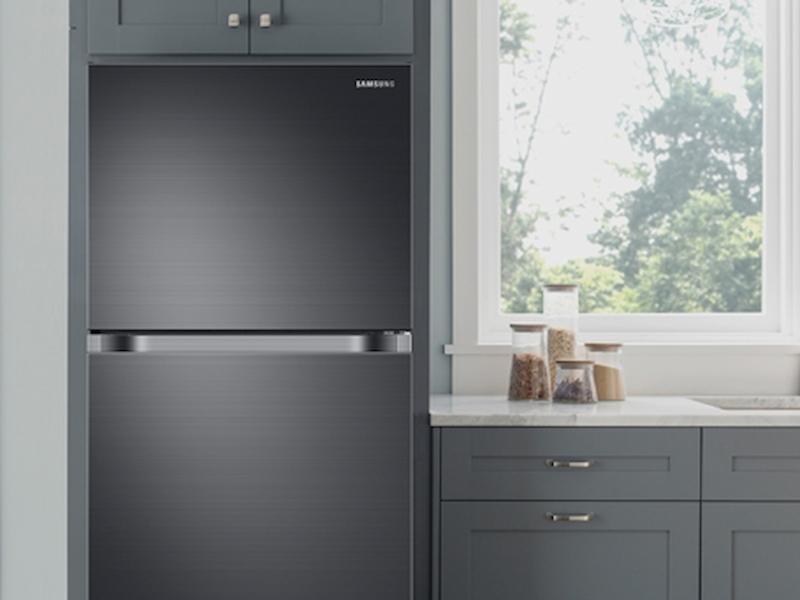 Samsung RT18M6215SG 18 cu. ft. Top Freezer Refrigerator with FlexZone™ and Ice Maker in Black Stainless Steel