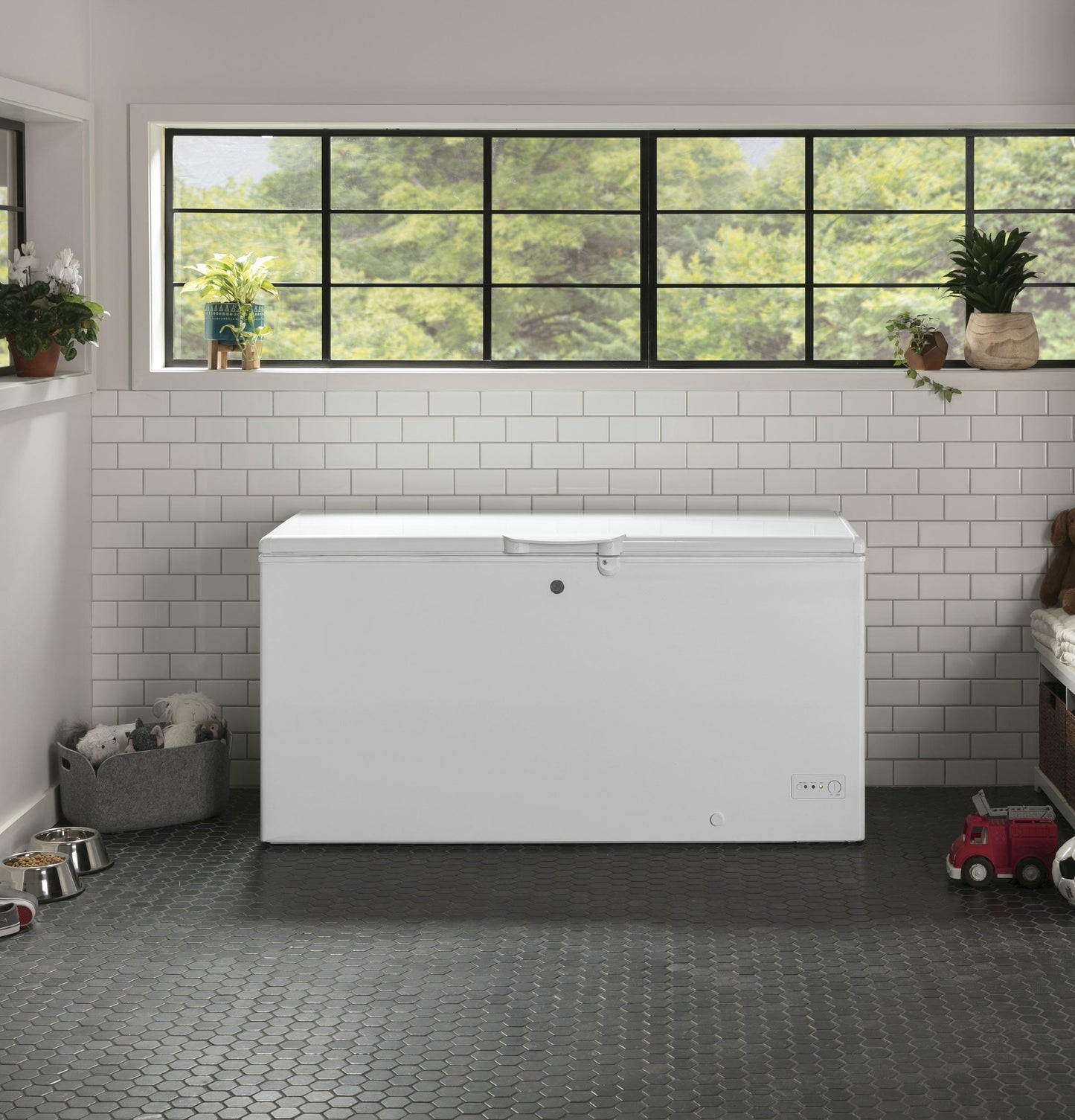 FCM16DLWW GE® ENERGY STAR® 15.7 Cu. Ft. Manual Defrost Chest Freezer