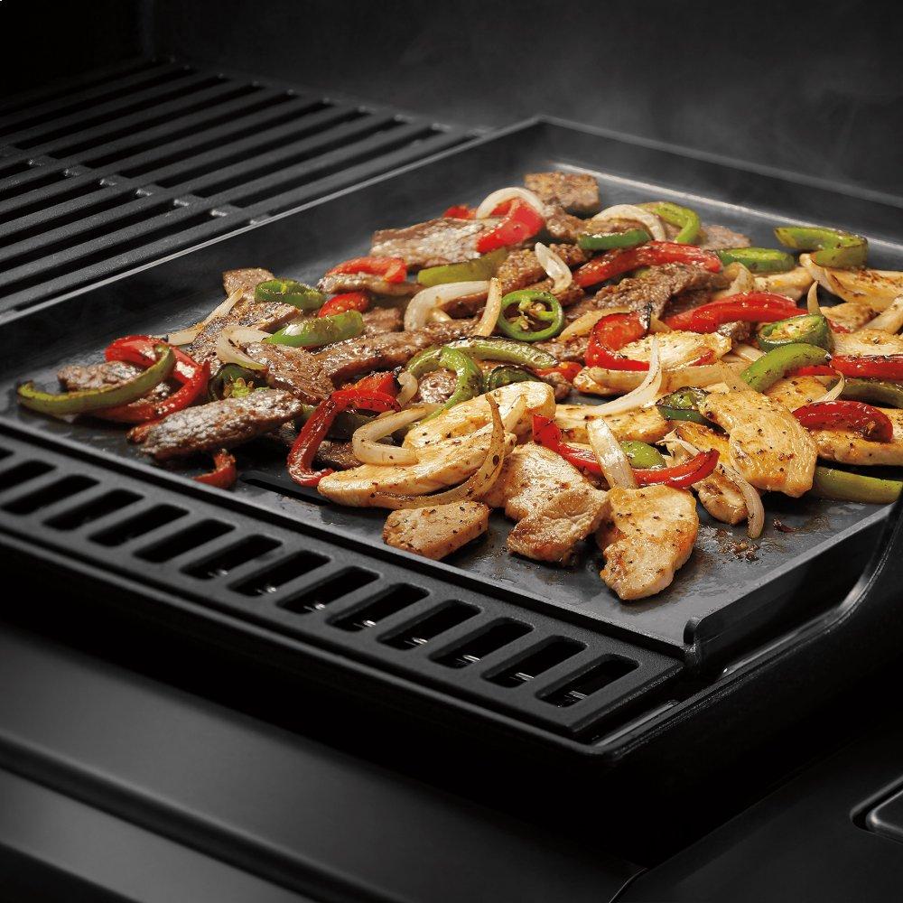 GENESIS E-325s with WEBER CRAFTED Griddle - Natural Gas