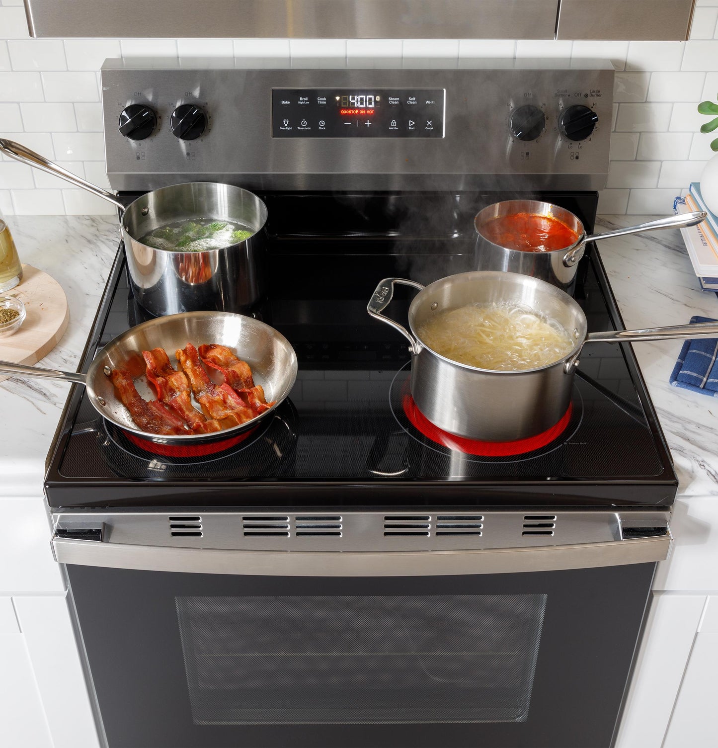 GRF400SVBB GE® ENERGY STAR® 30" Free-Standing Electric Range