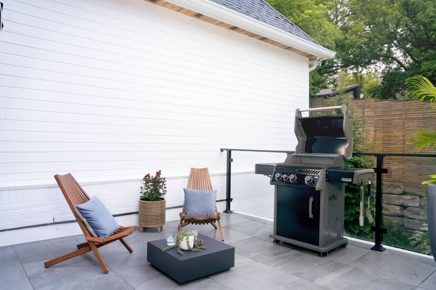 Napoleon Bbq R425SBPK2FB Rogue 425 SB with Range Side Burner , Propane, Black