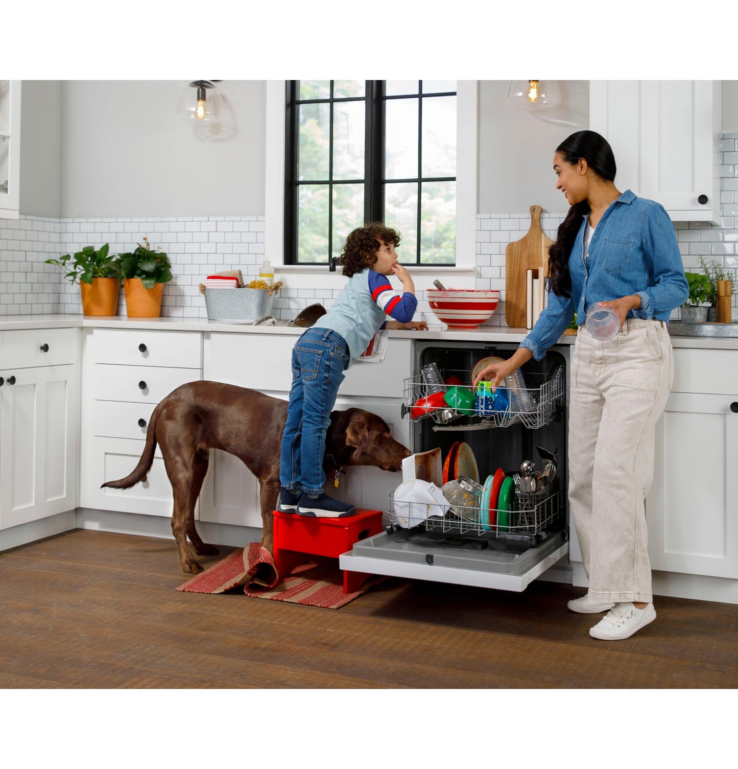 HDF310PGRBB Hotpoint® One Button Dishwasher with Plastic Interior