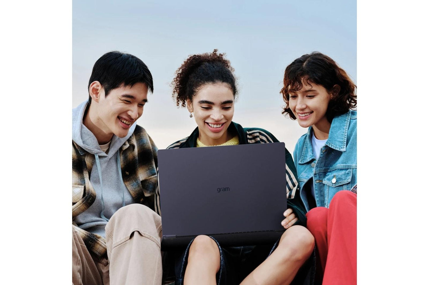16Z90TREADB6U1 LG gram Pro 16 Inch, Thin and Lightweight Laptop, Windows 11 Home, Intel® Evo™ Edition - Intel® Core™ Ultra 7, 32GB RAM, 1TB SSD, RTX 5050, Black