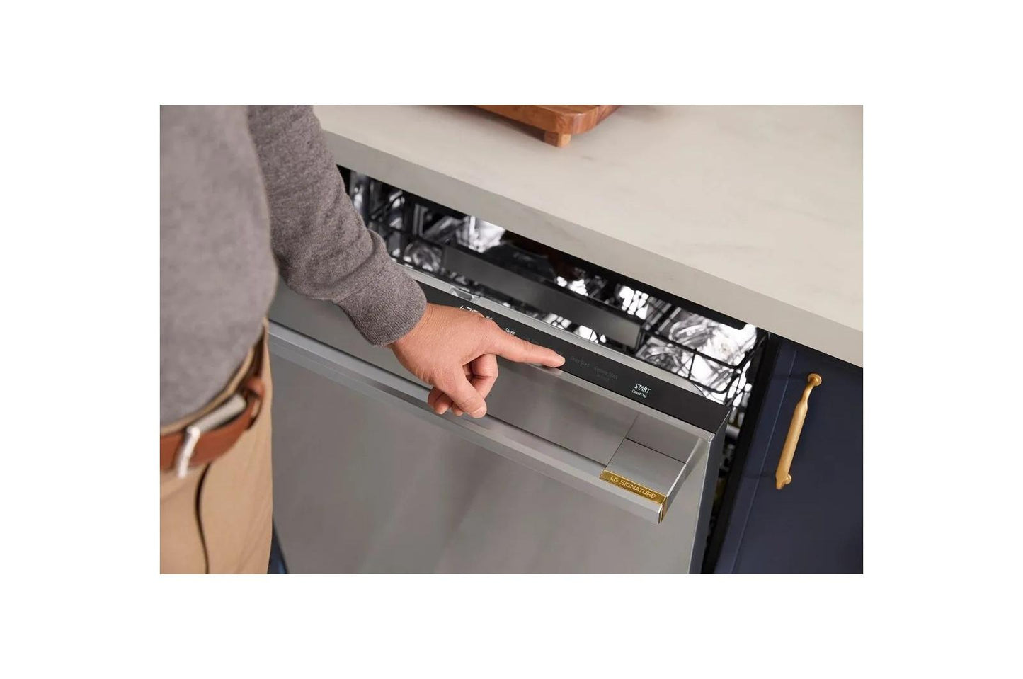 SDNTH981S LG SIGNATURE FlushFit™ 24 Inch Dishwasher with 1-Hour Wash & Dry, QuadWash® Pro, and Dynamic Heat Dry™ with AutoVent™ Dry
