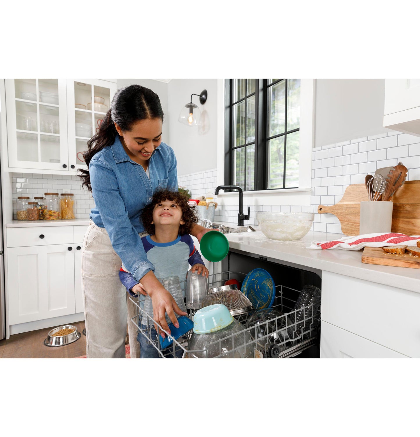 HDF310PGRBB Hotpoint® One Button Dishwasher with Plastic Interior