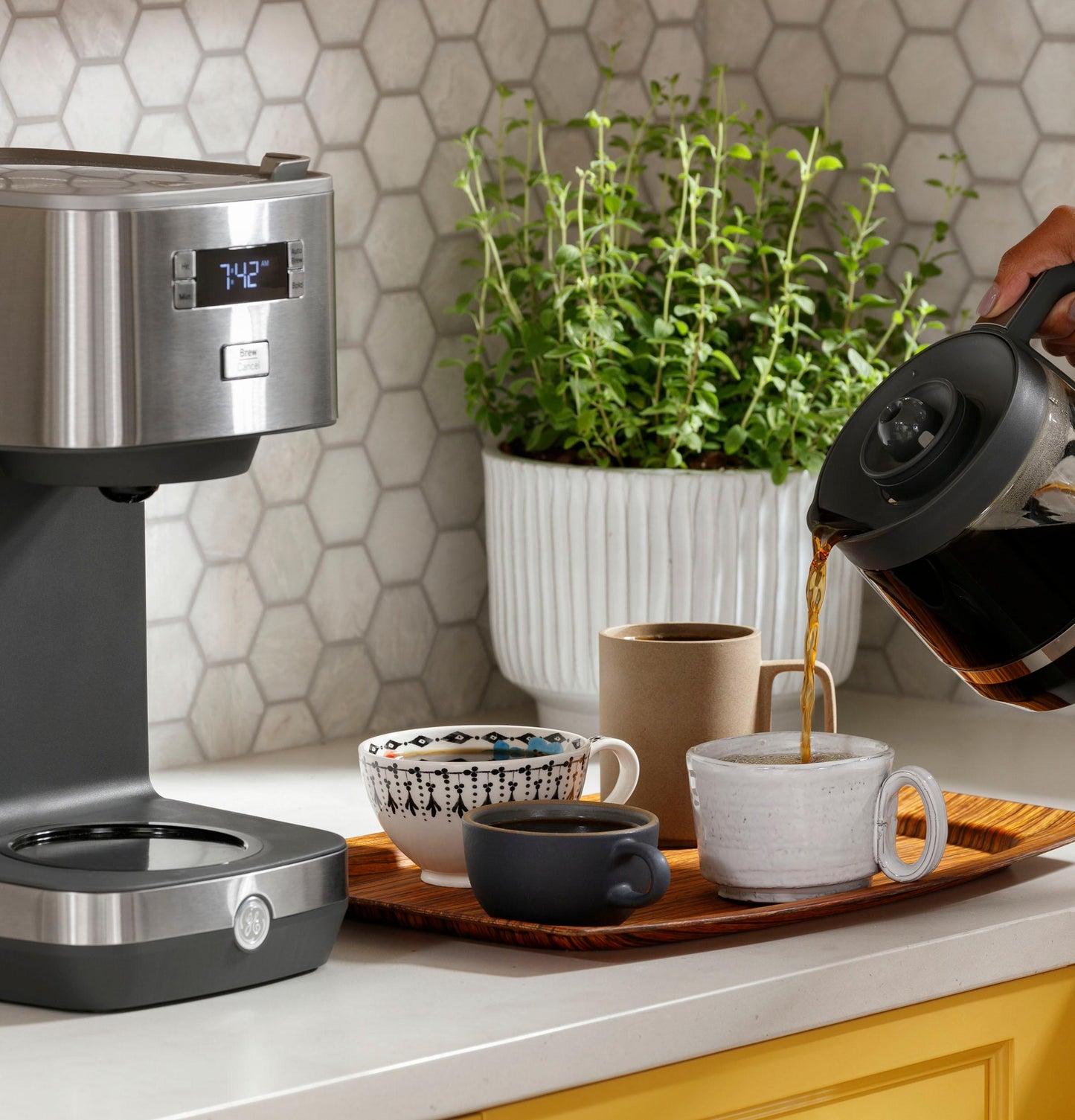 G7CDAASSPSS GE Drip Coffee Maker with Glass Carafe