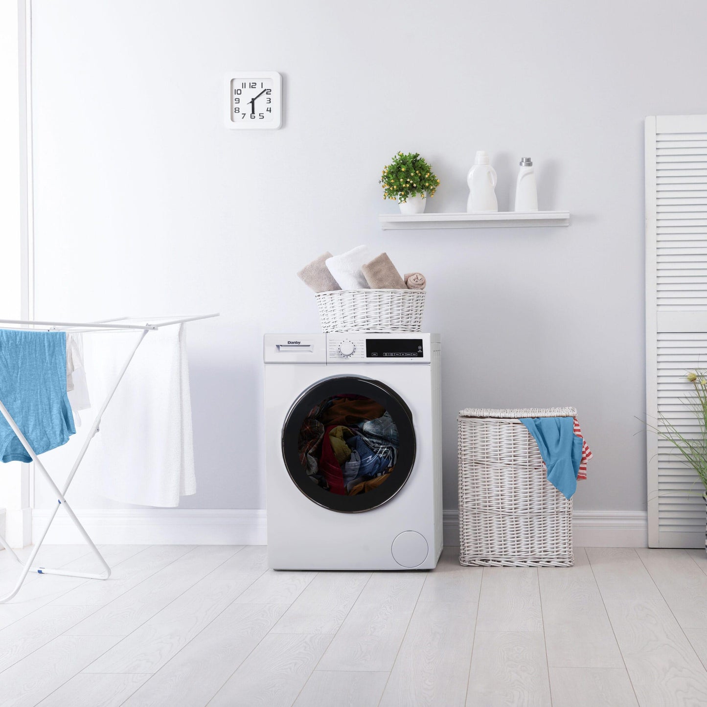 DWM022D3WDB Danby 24" Stackable Front Load Washer with Steam in White