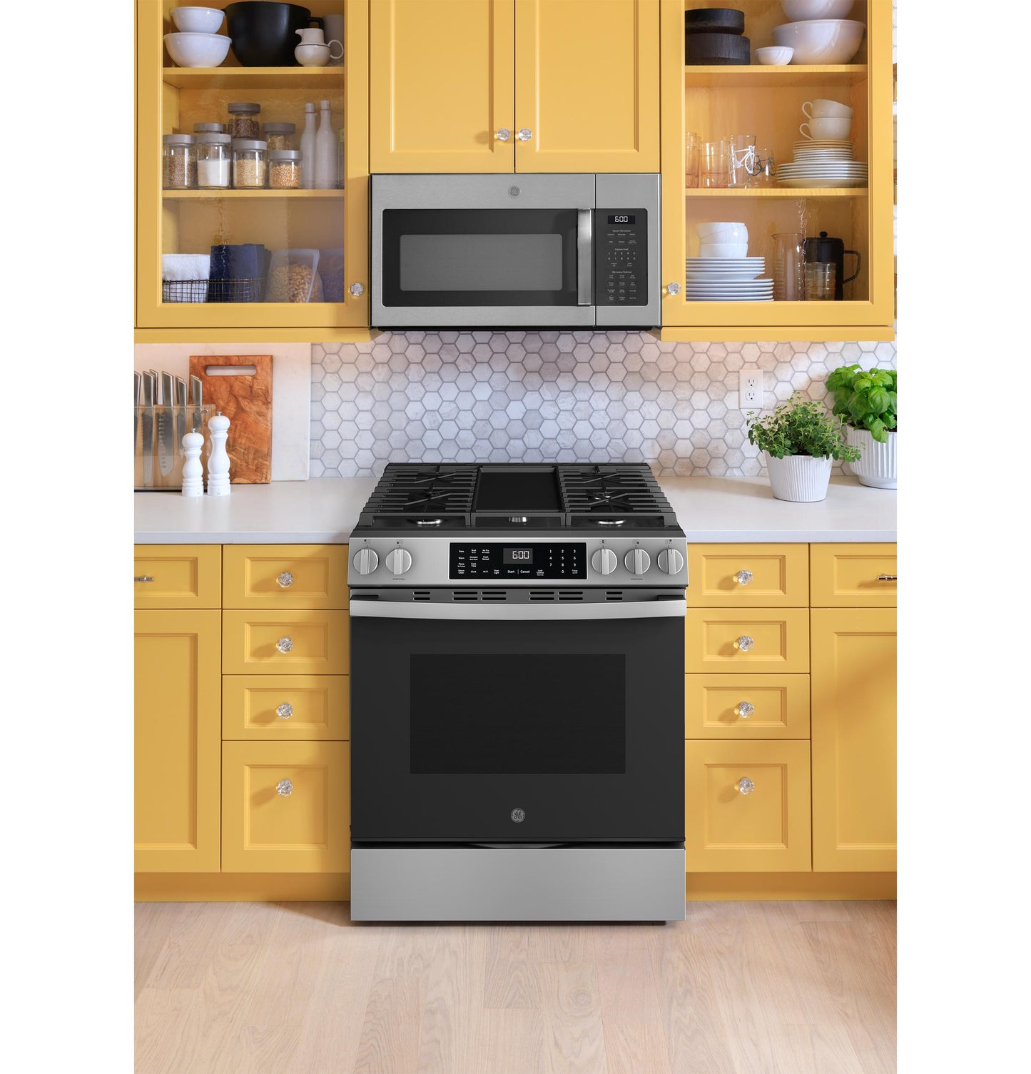 GGS600AVFS GE® 30" Slide-In Front-Control Convection Gas Range with No Preheat Air Fry and EasyWash™ Oven Tray
