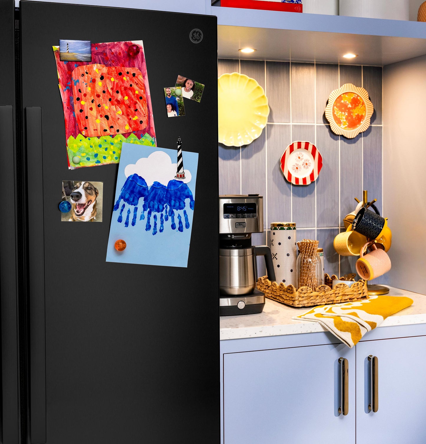 GSE28NGYBB GE® ENERGY STAR® 27.9 Cu. Ft. Side-By-Side Refrigerator with Extra Tall Dispenser and In-Door Icemaker