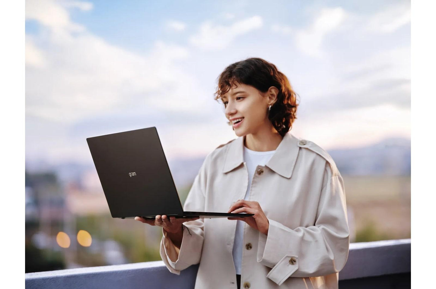 14Z90TGADB6U1 LG gram 14 Inch, Thin and Lightweight Laptop, Windows 11 Home, Intel® Core™ Ultra 7, 32GB RAM, 1TB SSD, Black