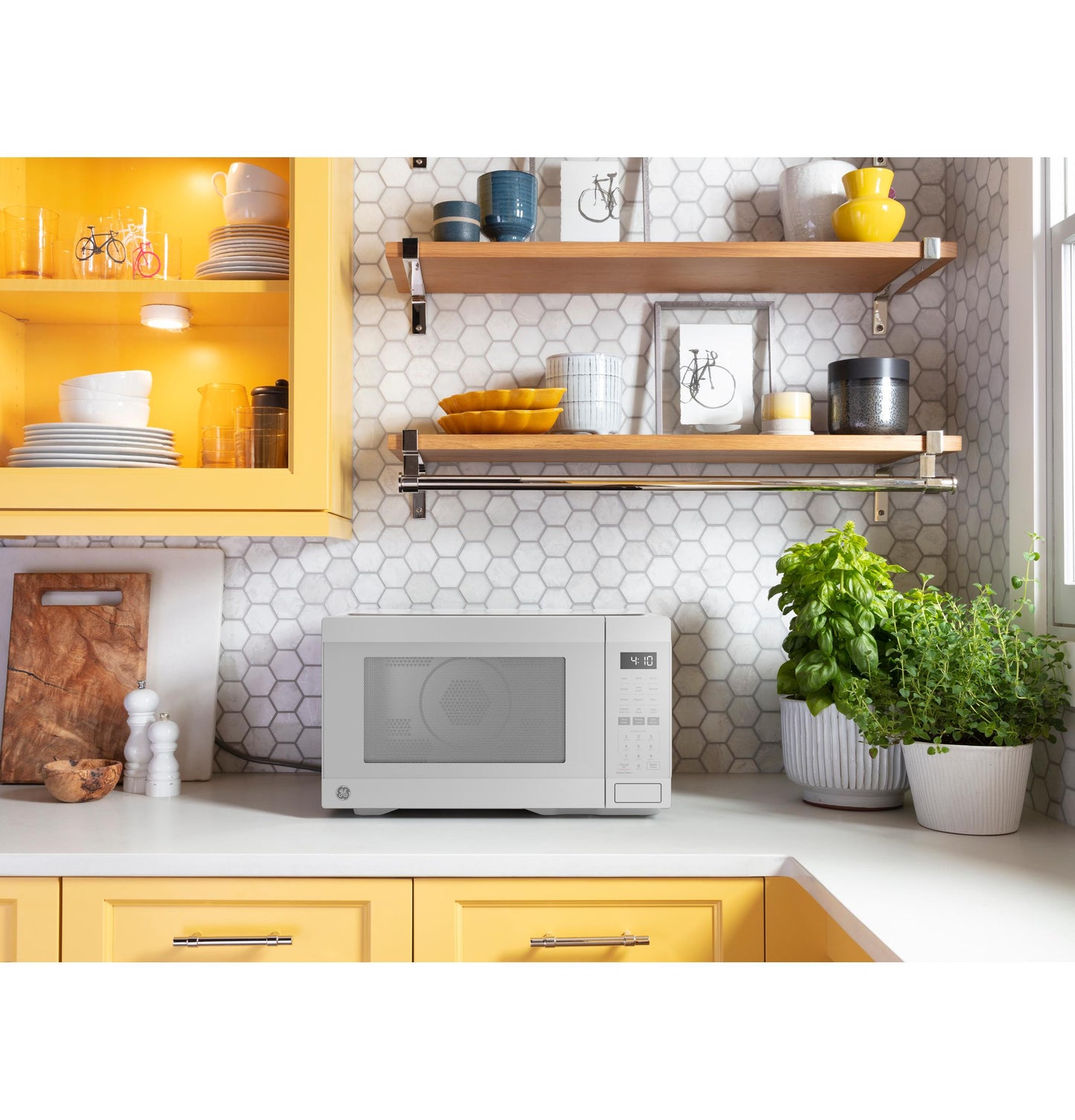 GCST10A1WWW GE® 1.0 Cu. Ft. Capacity Countertop Convection Microwave Oven with Air Fry