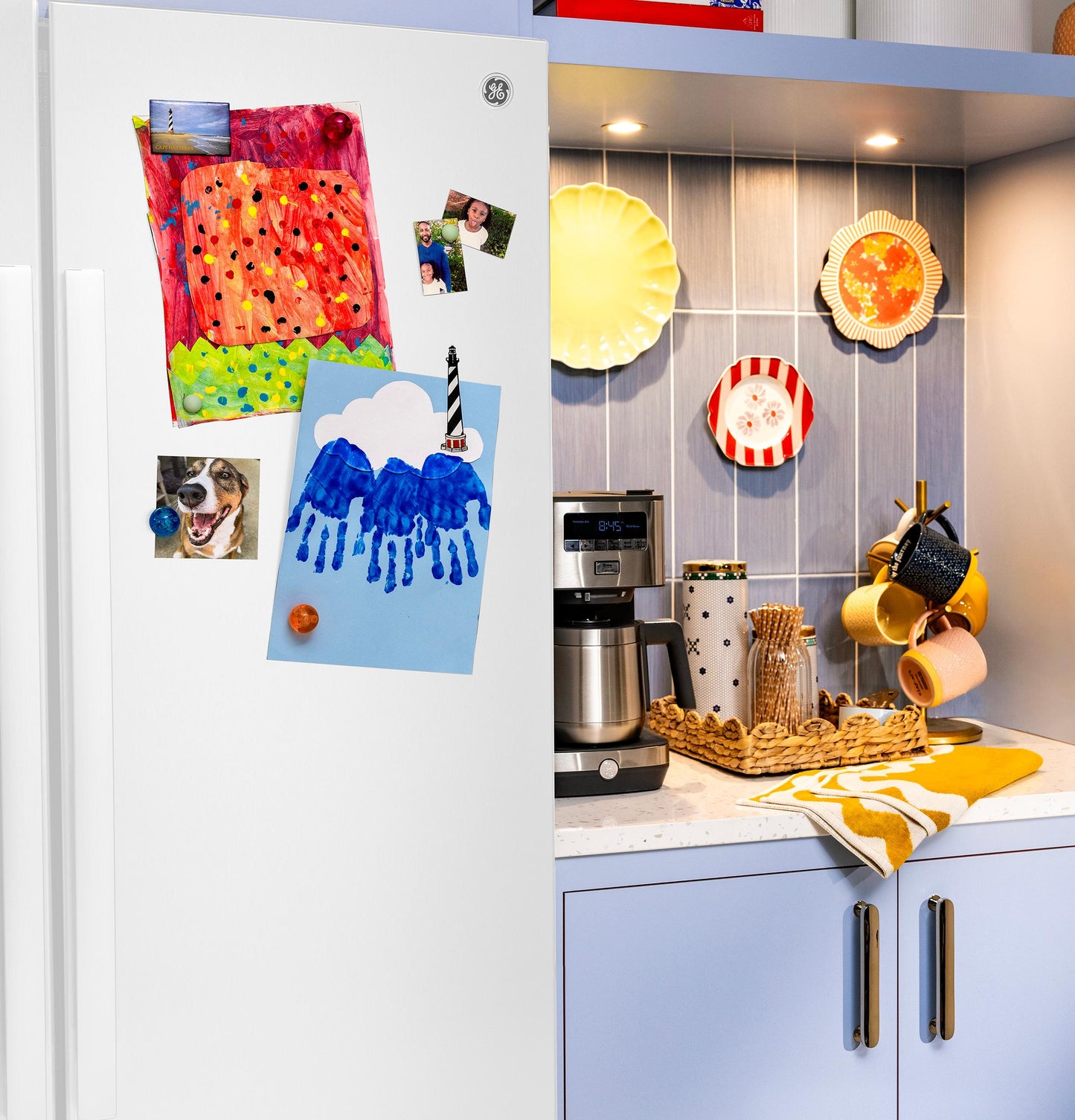 GSE28NGYWW GE® ENERGY STAR® 27.9 Cu. Ft. Side-By-Side Refrigerator with Extra Tall Dispenser and In-Door Icemaker