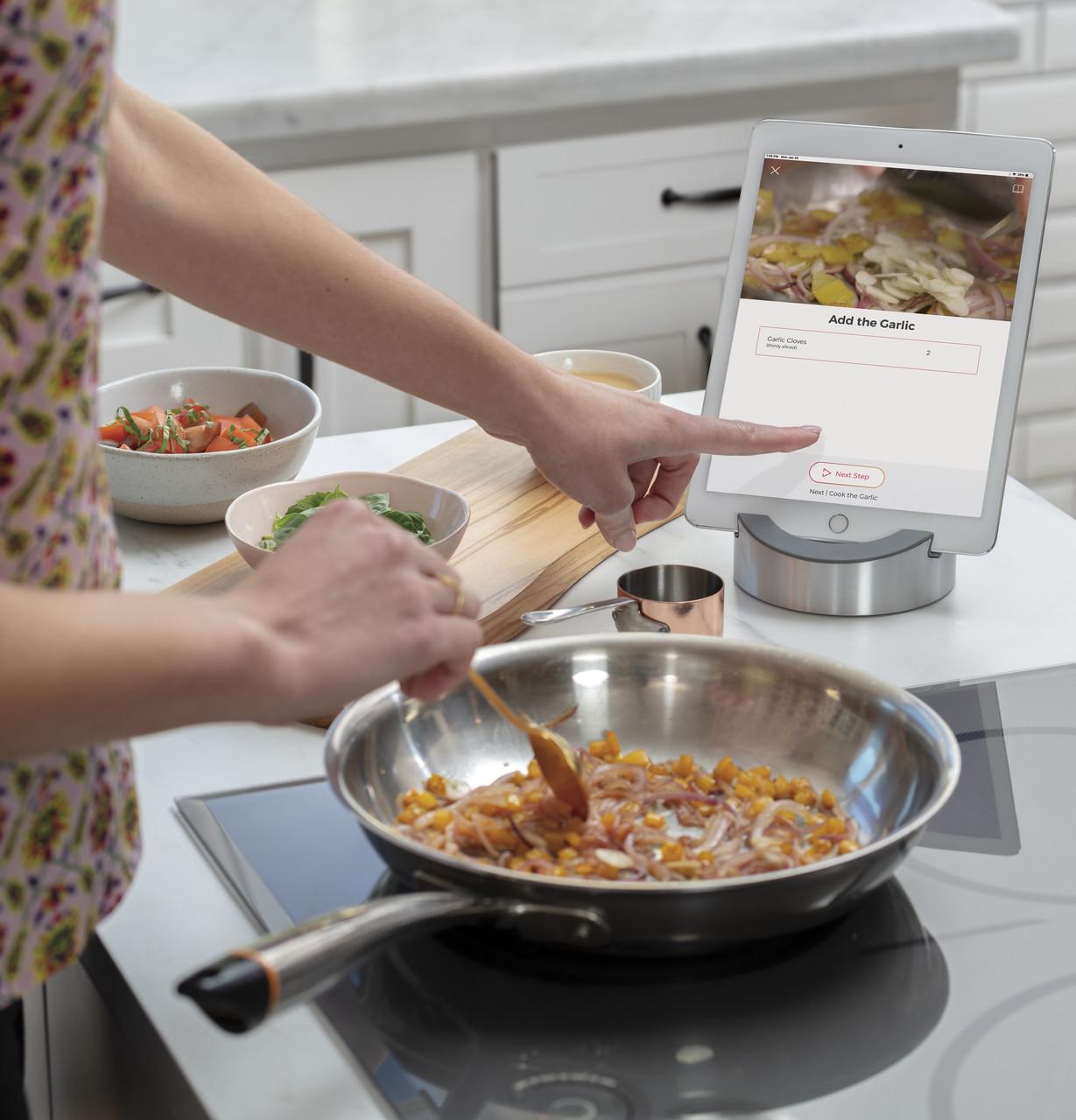 Caf(eback)™ 36" Smart Touch-Control Induction Cooktop