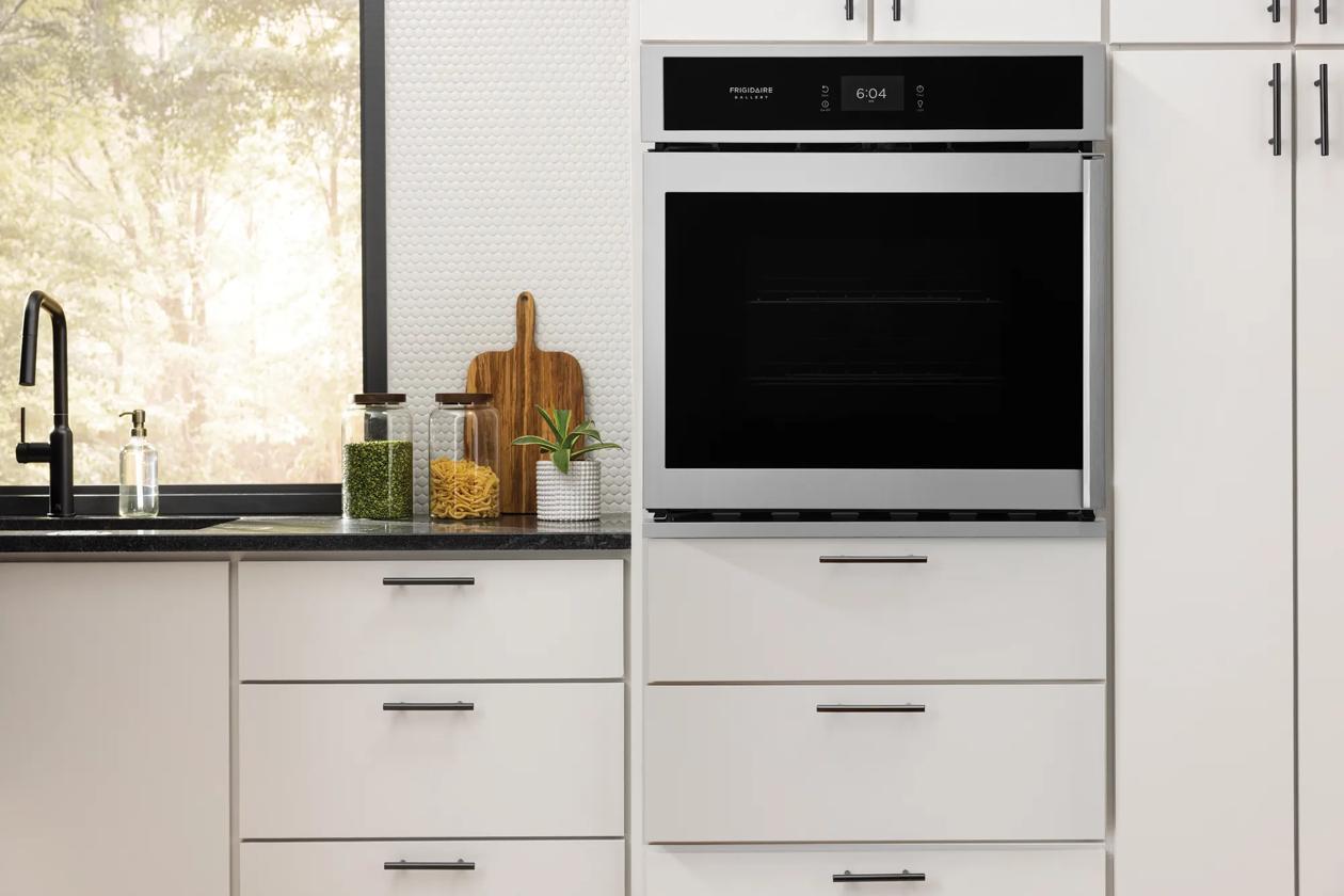 Frigidaire GCWS276SAF 27" Single Electric Wall Oven