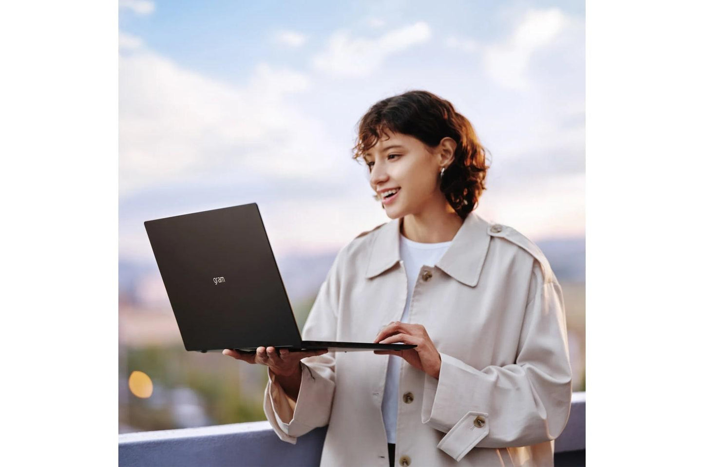 17Z90TLHAUB7U1 LG gram 17 Inch, Copilot+ PC, Thin and Lightweight Laptop, Windows 11 Home, Intel Evo Edition - Intel® Core™ Ultra 7, 32GB RAM, 2TB (2x1TB) SSD, Black