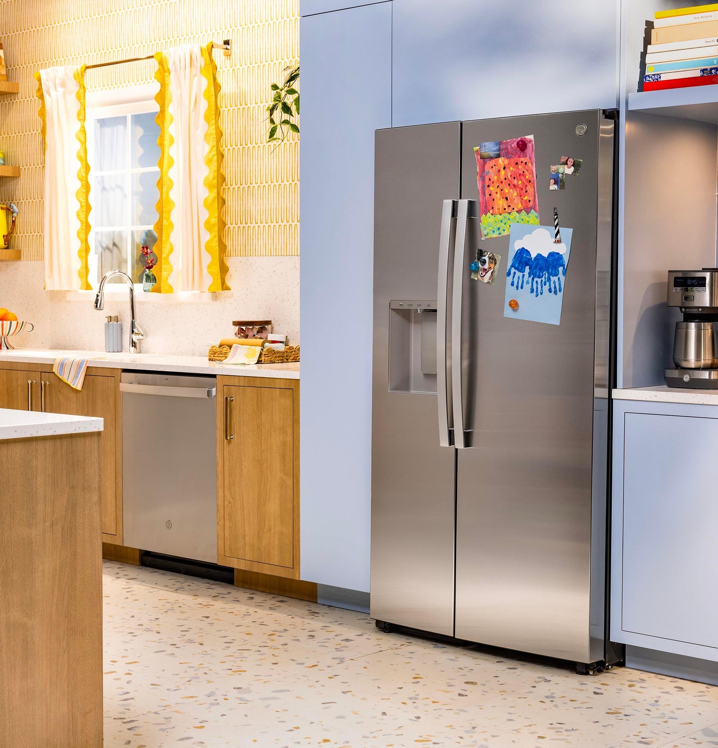 GSE28NYYFS GE® ENERGY STAR® 27.9 Cu. Ft. Side-By-Side Refrigerator with Extra Tall Dispenser and In-Door Icemaker