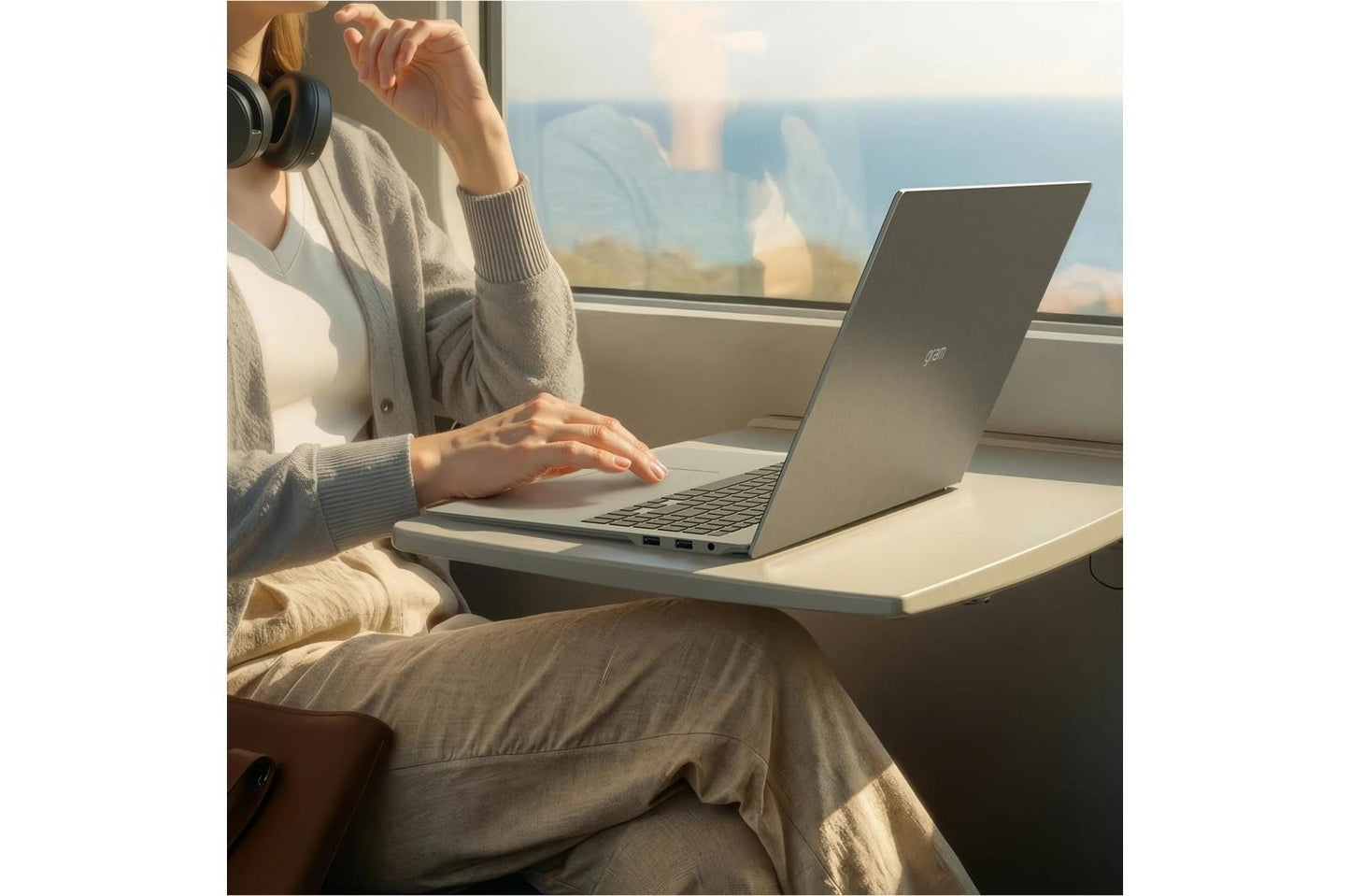 16Z90UKAUB6U1 LG gram Pro 16 Inch Copilot+ PC, Windows 11 Home, Lightweight Dual AI Laptop, Intel® Core™ Ultra X7, 32GB RAM, 1TB SSD, Aerominum Silver
