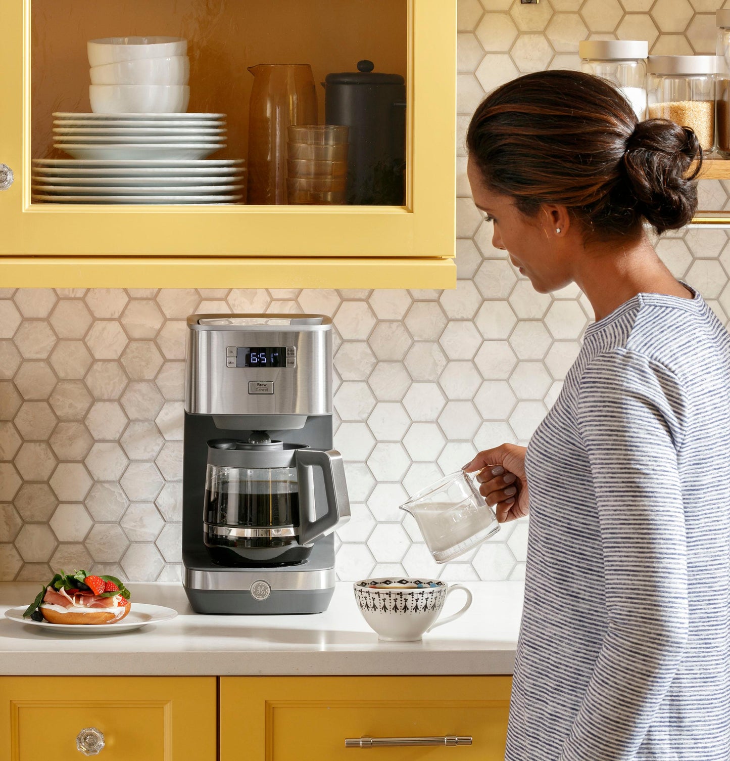 G7CDAASSPSS GE Drip Coffee Maker with Glass Carafe