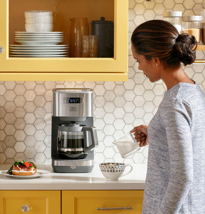 G7CDAASSPSS GE Drip Coffee Maker with Glass Carafe
