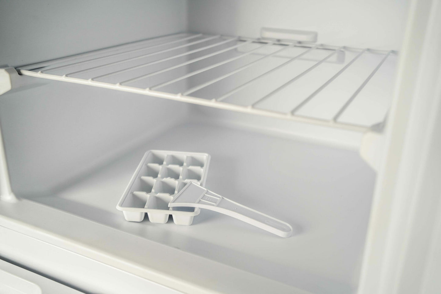 DPF074V1WDB6 Danby 7.4 cu. ft. Apartment Size Fridge Top Mount in White
