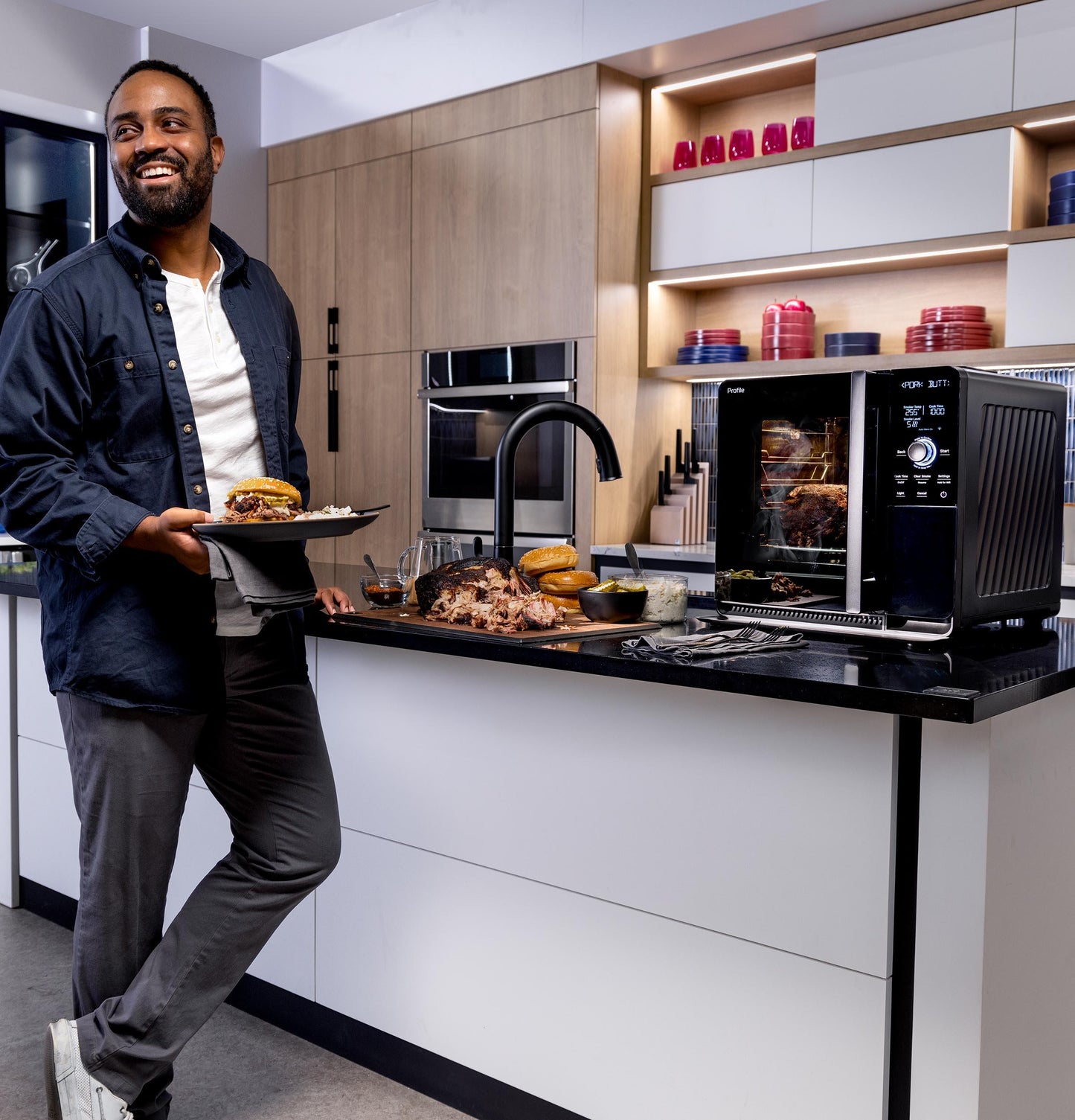 P9SBAAS6VBB GE Profile™ Smart Indoor Pellet Smoker