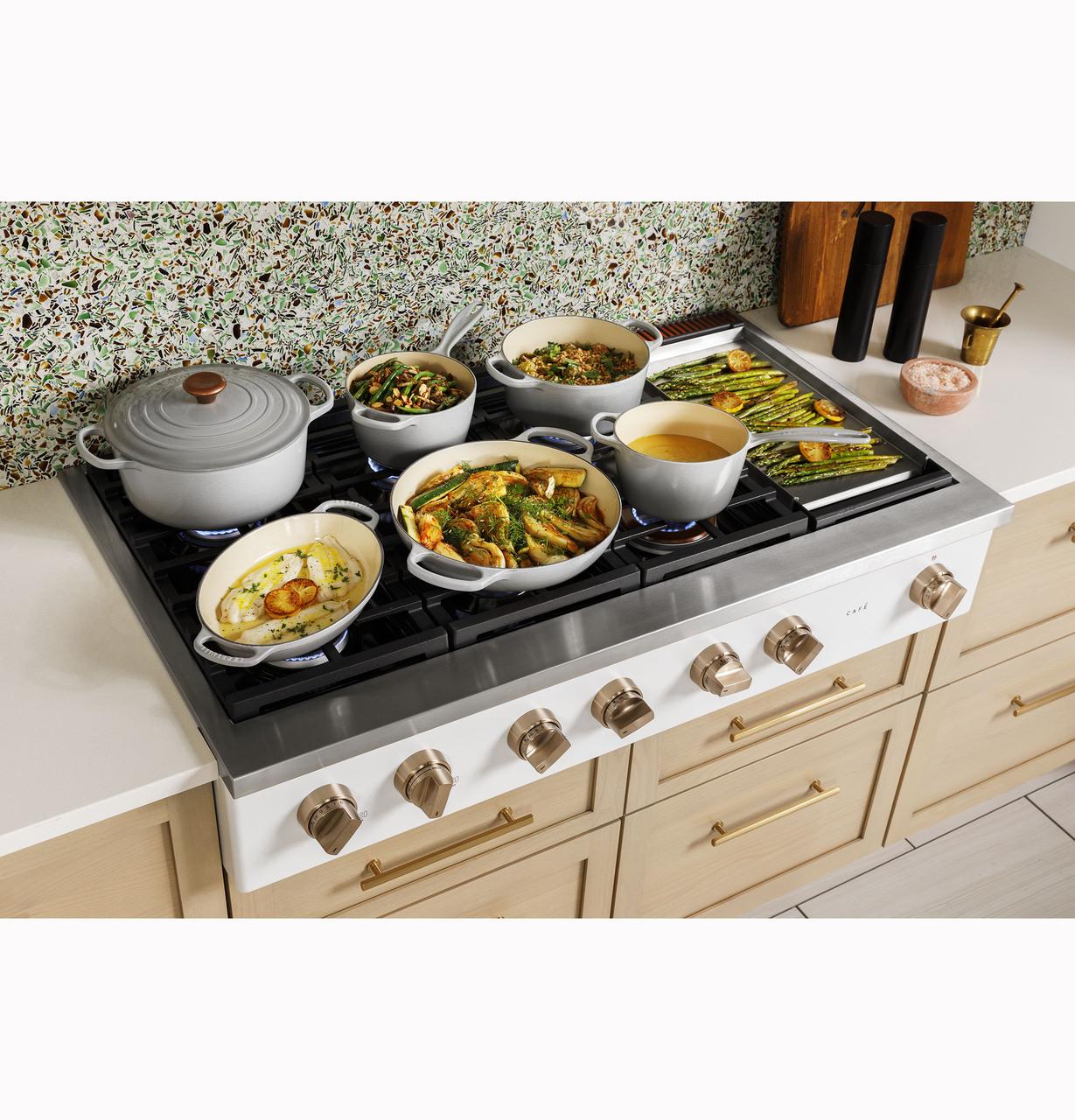 Cafe CGU486P3TD1 CAF(EBACK)™ 48" Commercial-Style Gas Rangetop with 6 Burners and Integrated Griddle (Natural Gas)