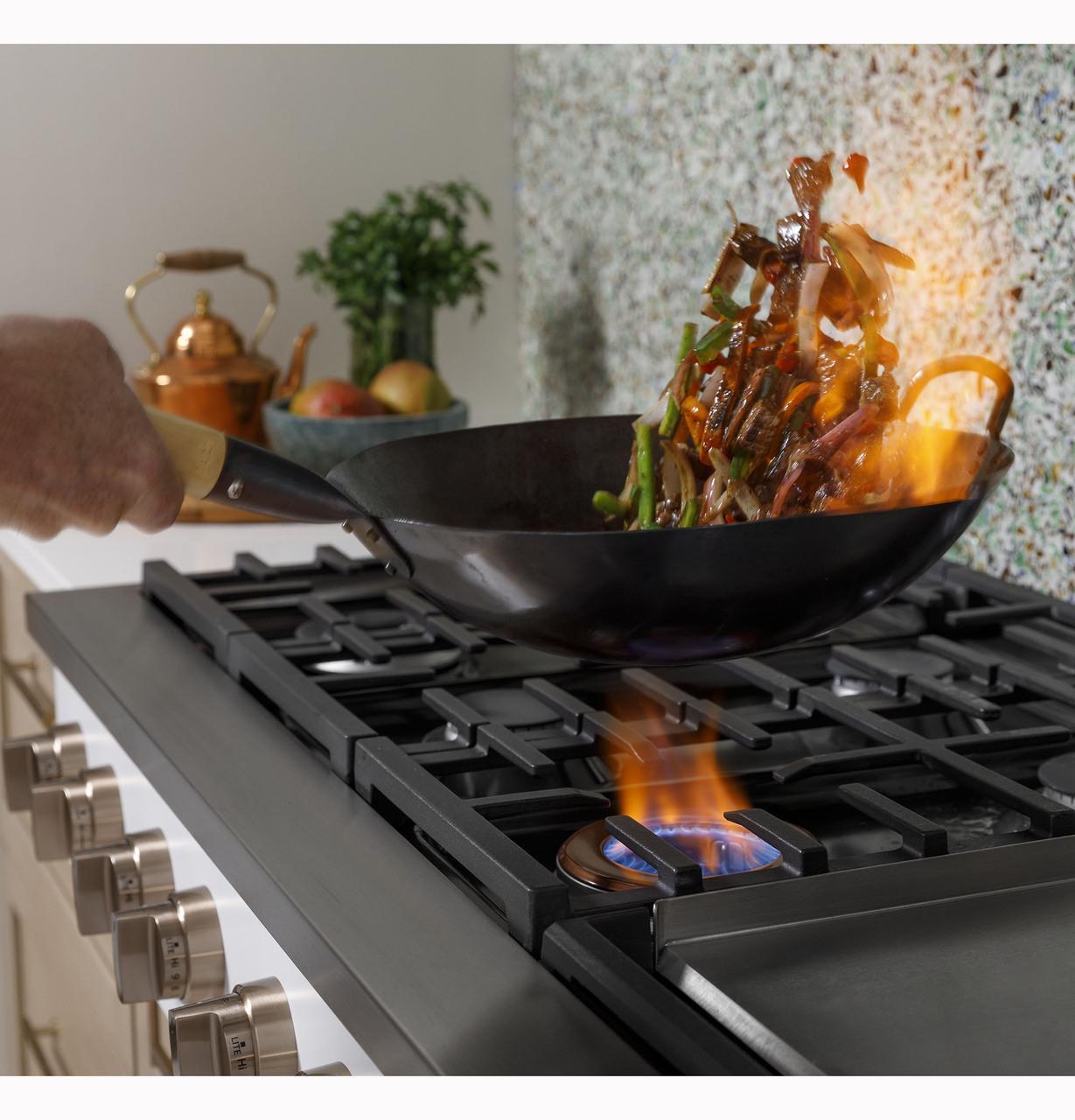 Cafe CGU486P3TD1 CAF(EBACK)™ 48" Commercial-Style Gas Rangetop with 6 Burners and Integrated Griddle (Natural Gas)