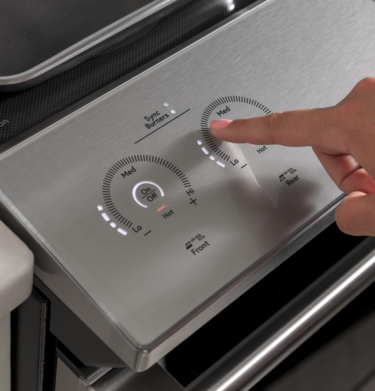 Cafe CHS90XM2NS5 CAF(EBACK)™ 30" Smart Slide-In, Front-Control, Induction and Convection Range with In-Oven Camera in Platinum Glass