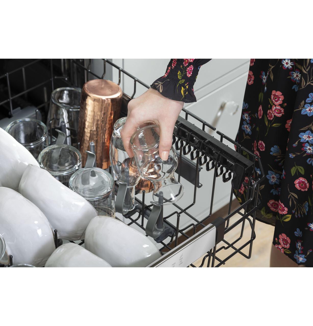 Caf(eback)™ Stainless Steel Interior Dishwasher with Sanitize and Ultra Wash & Dry in Platinum Glass