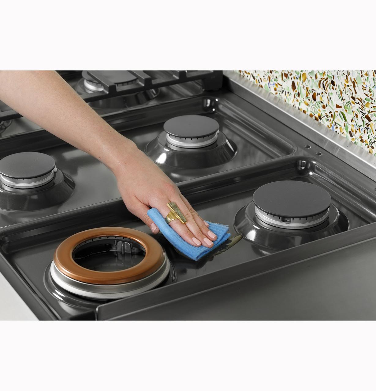 Cafe CGU486P3TD1 CAF(EBACK)™ 48" Commercial-Style Gas Rangetop with 6 Burners and Integrated Griddle (Natural Gas)