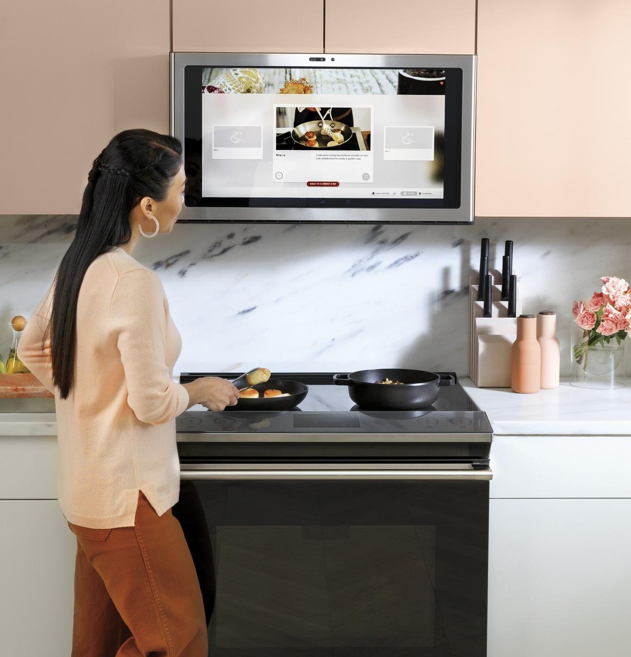 Cafe CHS90XM2NS5 CAF(EBACK)™ 30" Smart Slide-In, Front-Control, Induction and Convection Range with In-Oven Camera in Platinum Glass