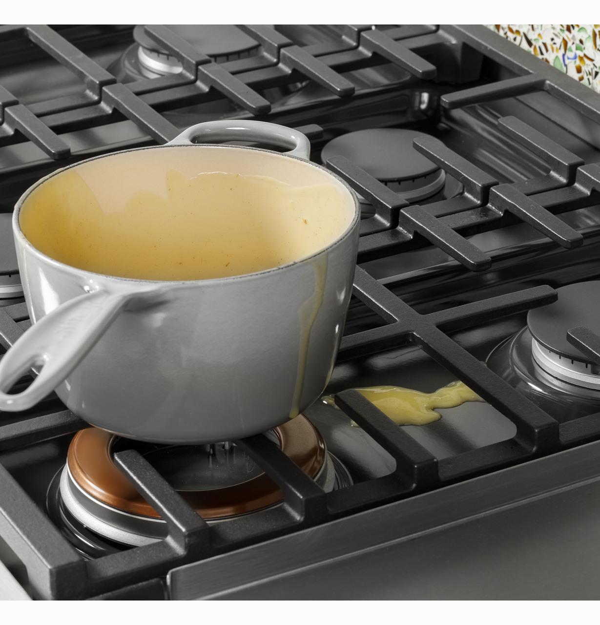 Cafe CGU486P3TD1 CAF(EBACK)™ 48" Commercial-Style Gas Rangetop with 6 Burners and Integrated Griddle (Natural Gas)