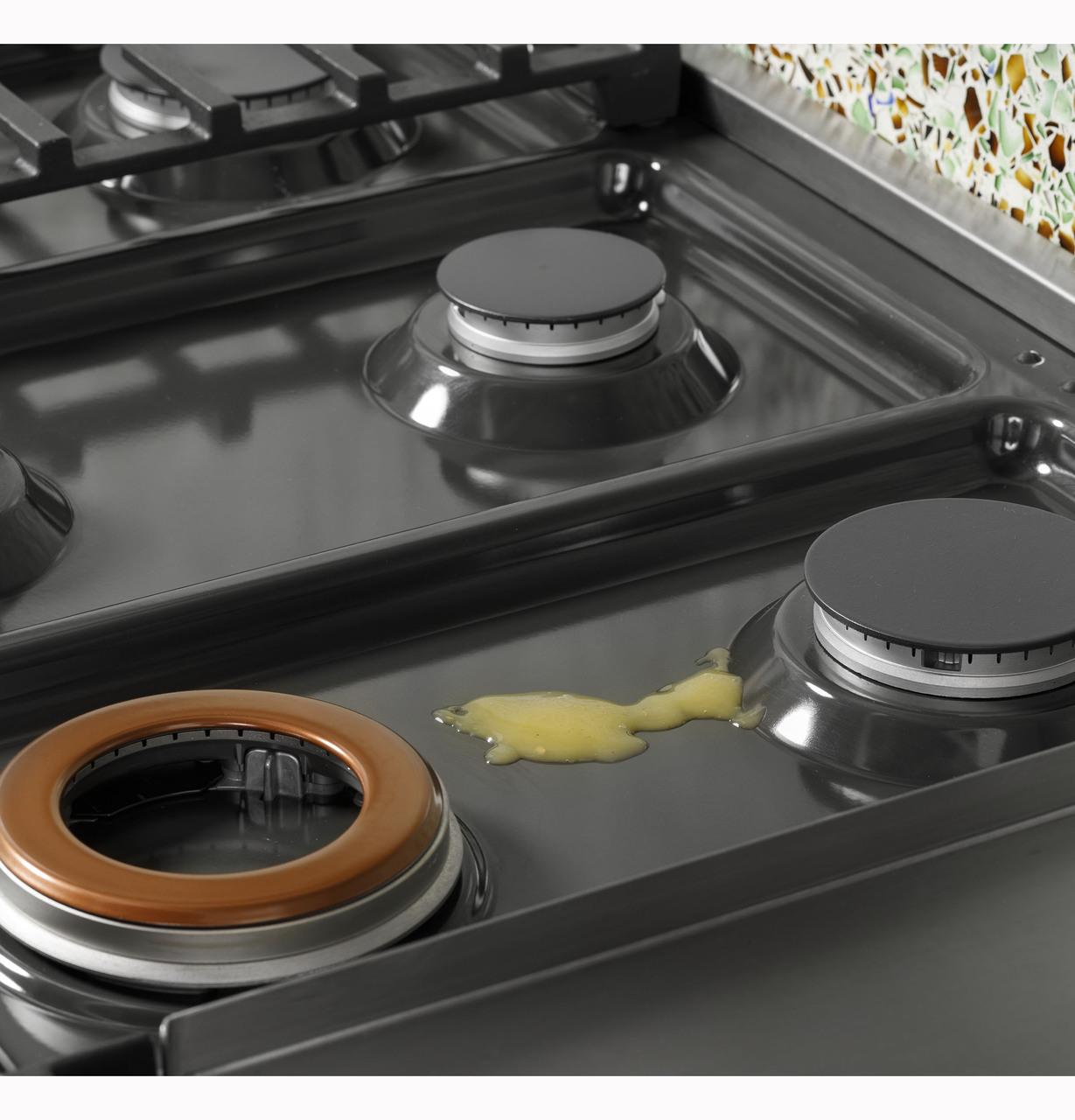 Cafe CGU486P3TD1 CAF(EBACK)™ 48" Commercial-Style Gas Rangetop with 6 Burners and Integrated Griddle (Natural Gas)