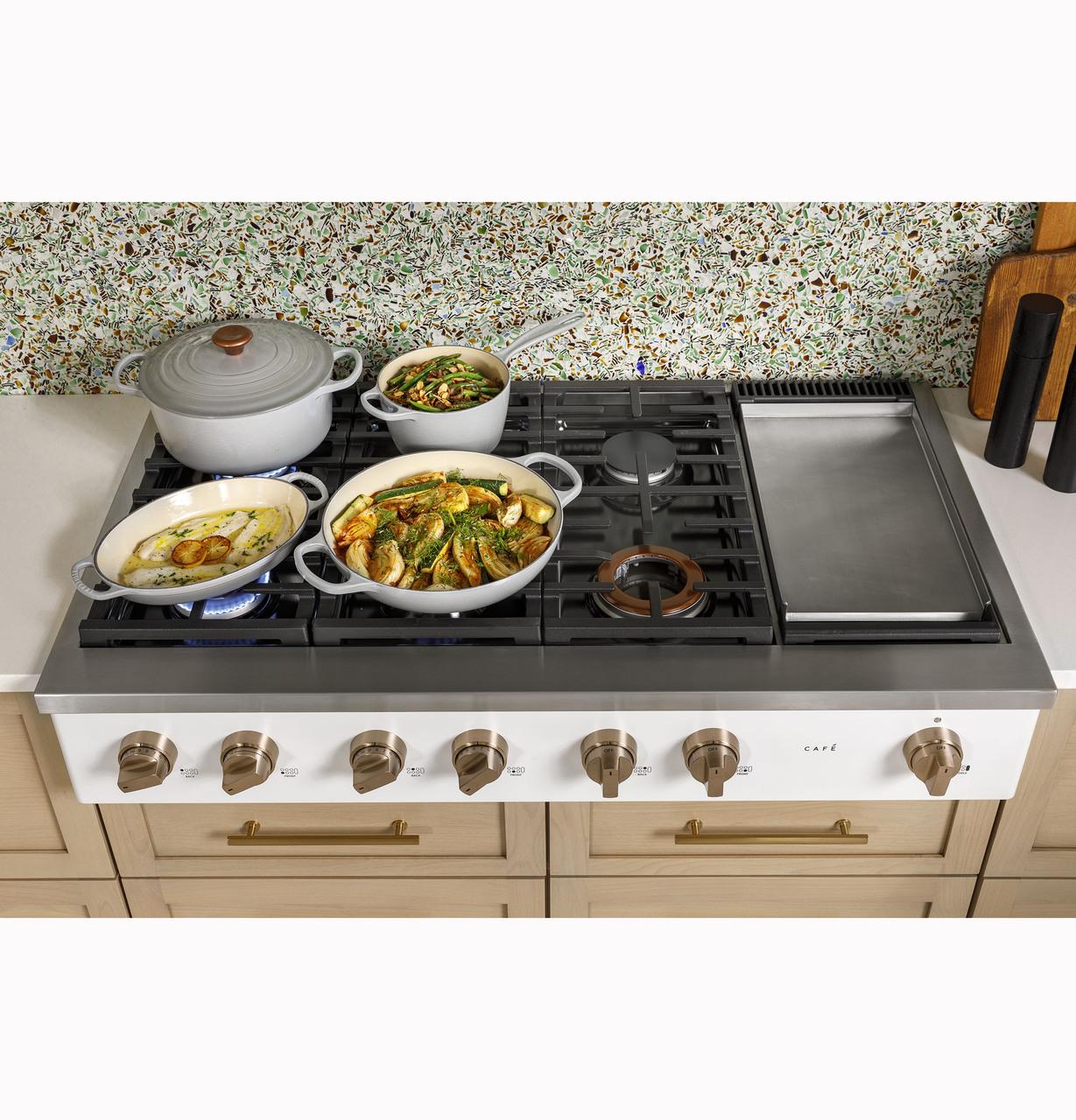 Cafe CGU486P3TD1 CAF(EBACK)™ 48" Commercial-Style Gas Rangetop with 6 Burners and Integrated Griddle (Natural Gas)