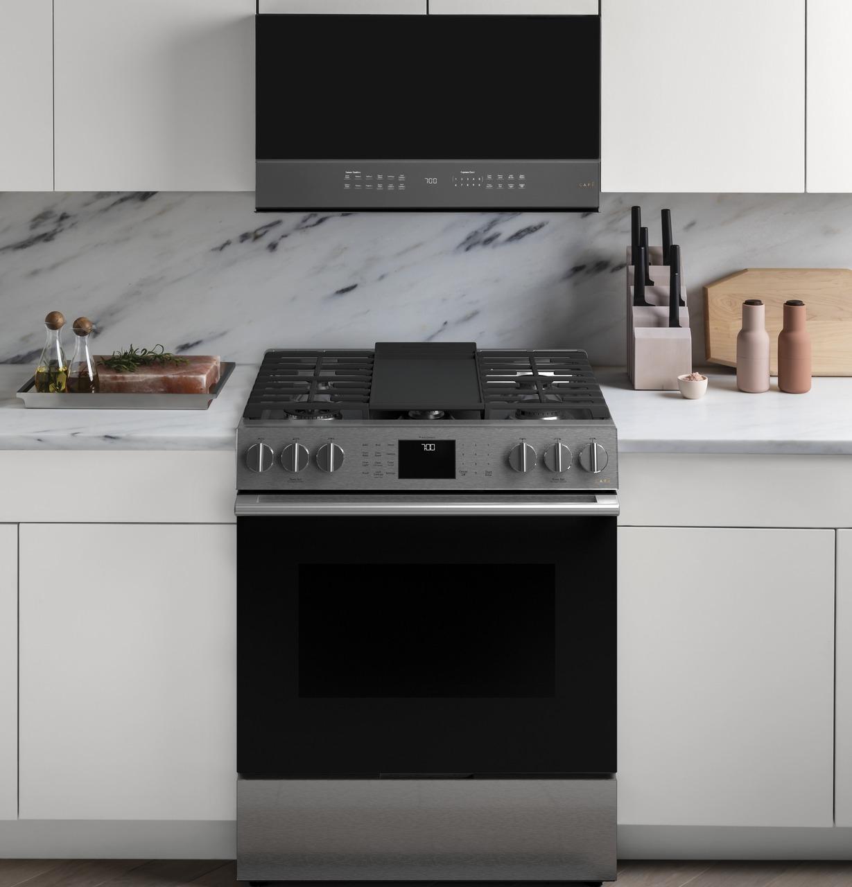 Cafe CGS700M2NS5 CAF(EBACK)™ 30" Smart Slide-In, Front-Control, Gas Range with Convection Oven in Platinum Glass