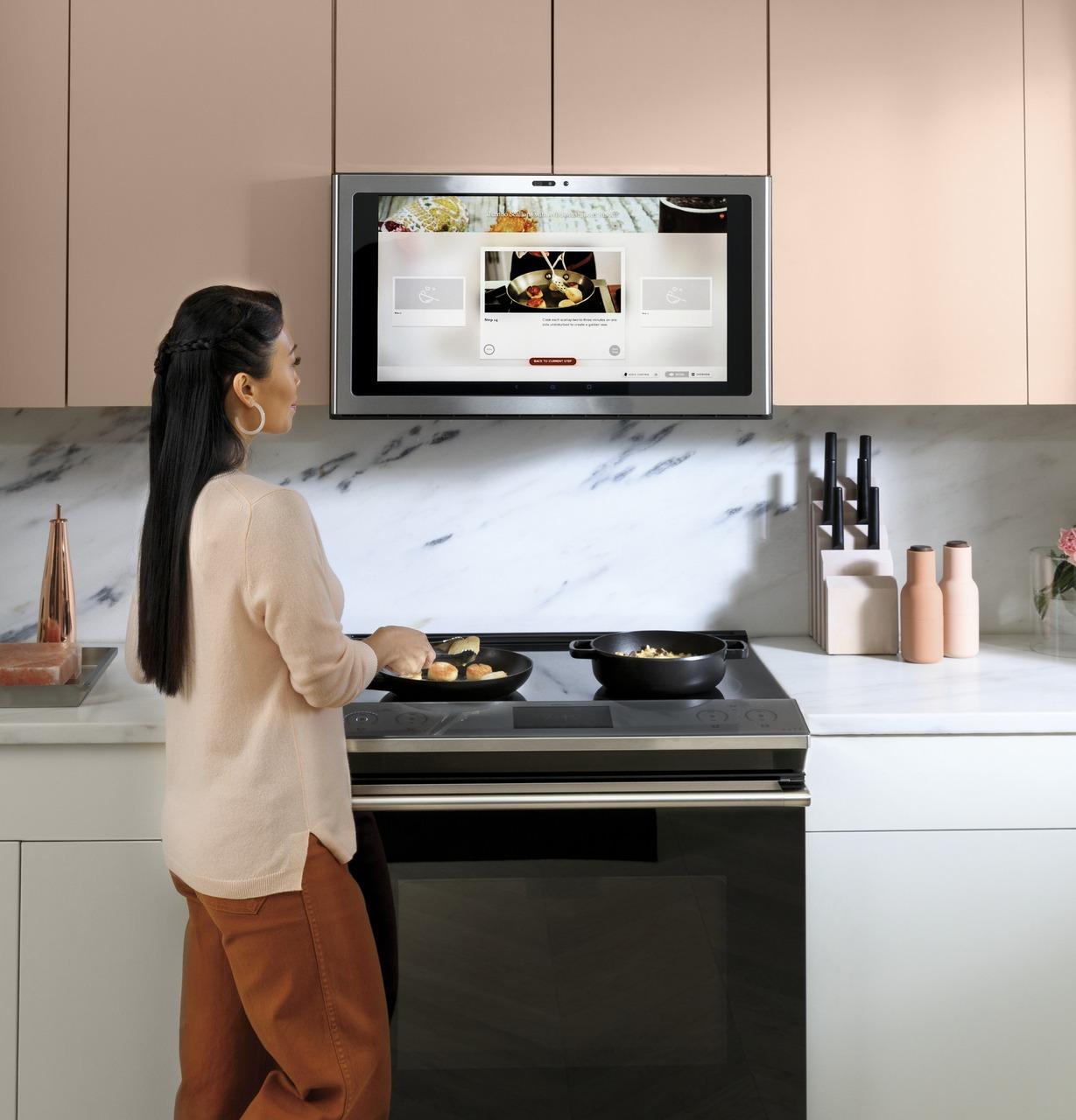 Cafe CHS90XM2NS5 CAF(EBACK)™ 30" Smart Slide-In, Front-Control, Induction and Convection Range with In-Oven Camera in Platinum Glass