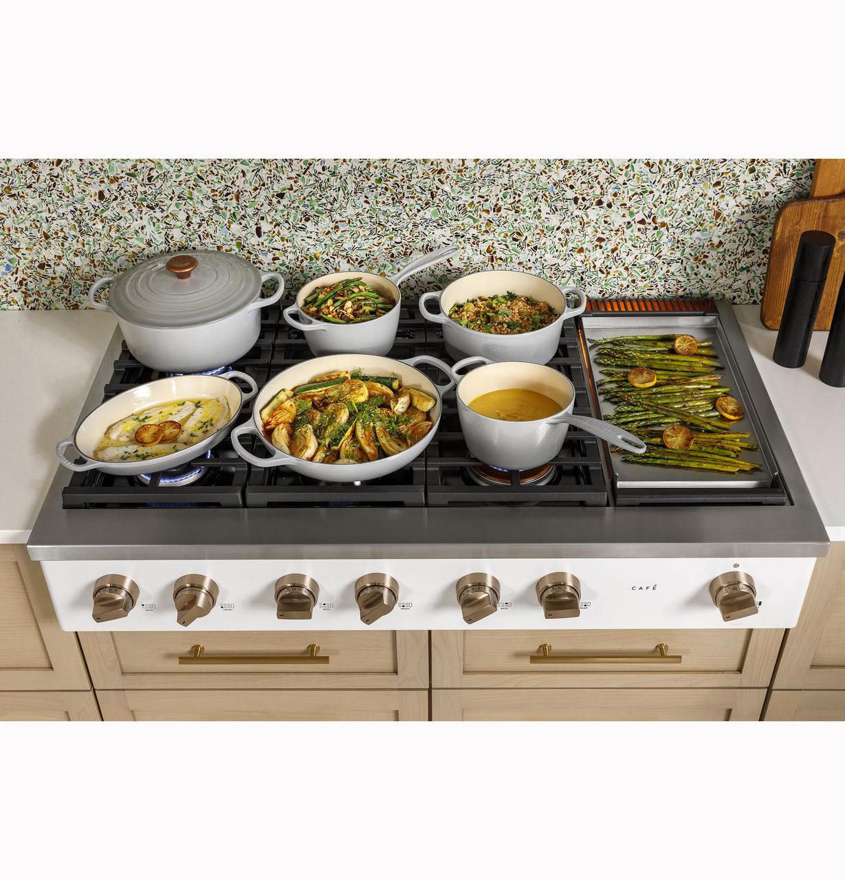 Cafe CGU486P3TD1 CAF(EBACK)™ 48" Commercial-Style Gas Rangetop with 6 Burners and Integrated Griddle (Natural Gas)