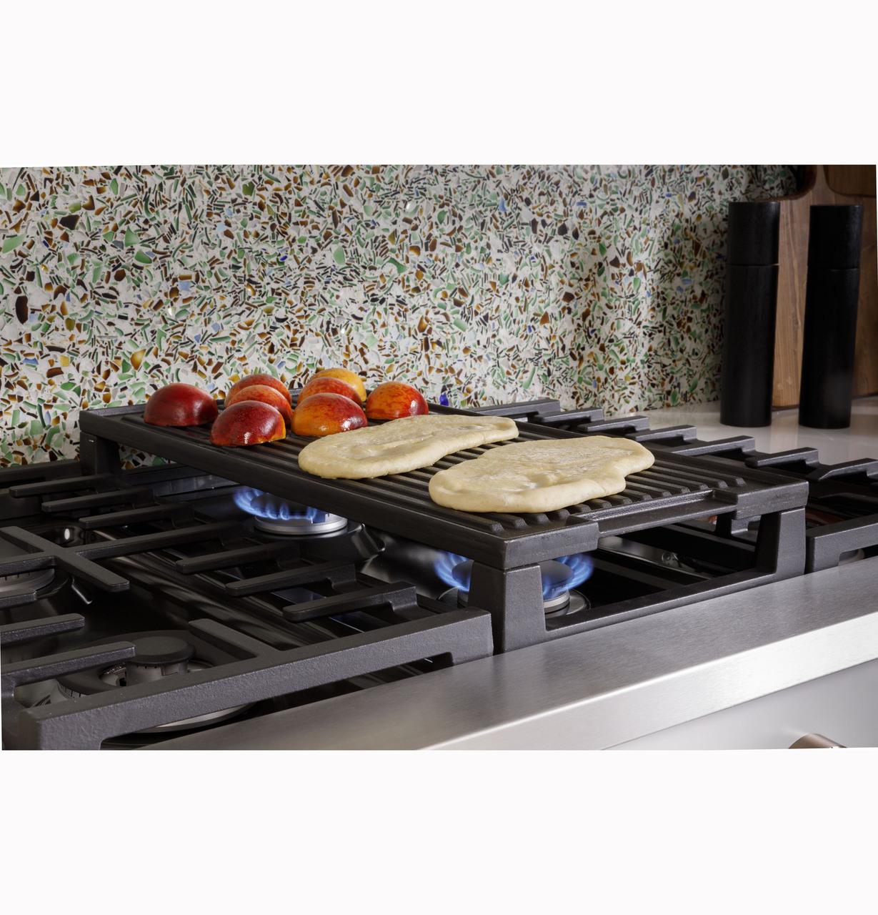 Cafe CGU486P3TD1 CAF(EBACK)™ 48" Commercial-Style Gas Rangetop with 6 Burners and Integrated Griddle (Natural Gas)