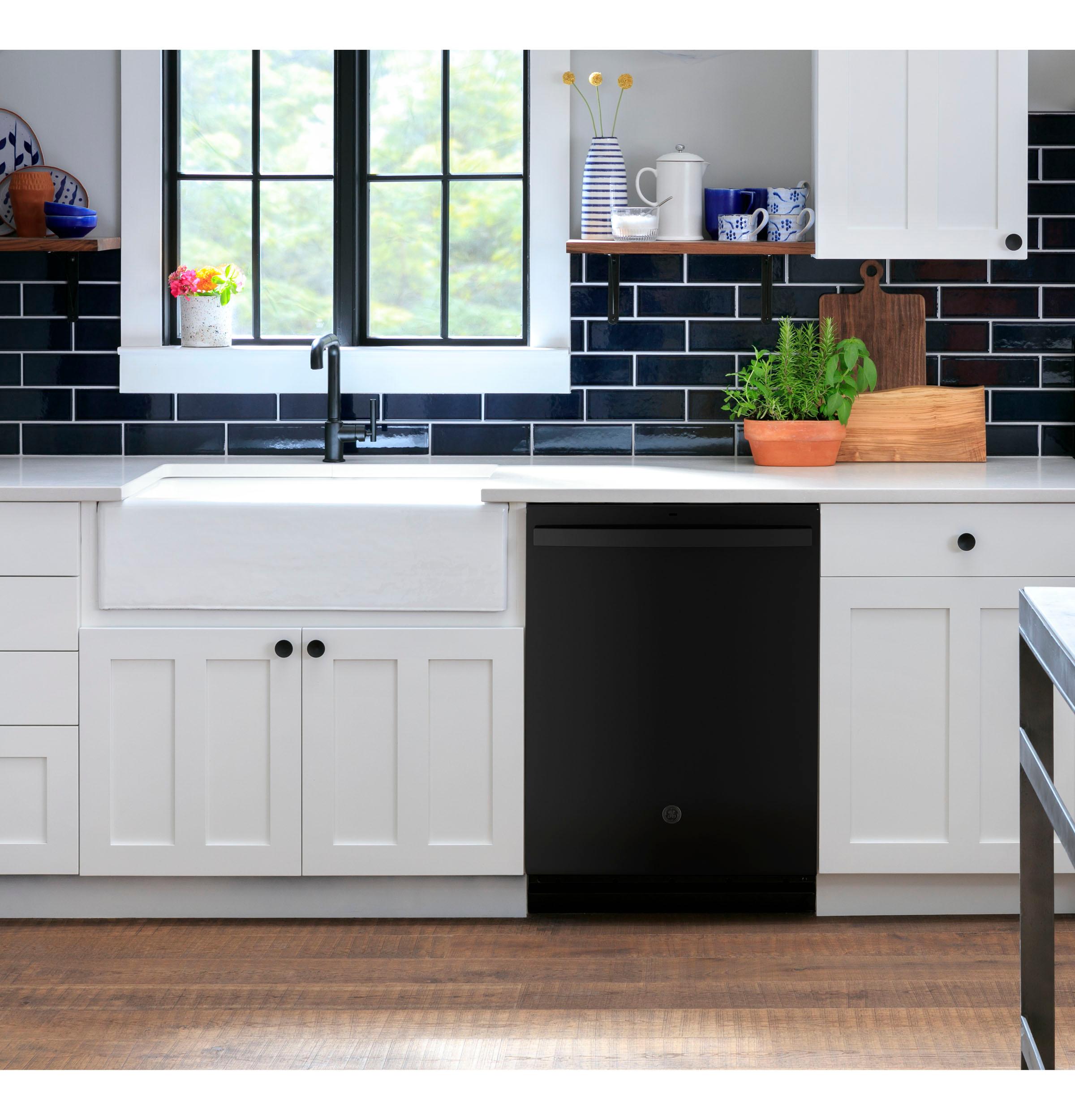 GDT550PGRBB GE® ENERGY STAR® Top Control with Plastic Interior Dishwasher with Sanitize Cycle & Dry Boost