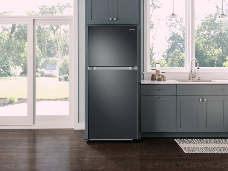 Samsung 18 cu. ft. Top Freezer Refrigerator with FlexZone™ and Ice Maker in Black Stainless Steel